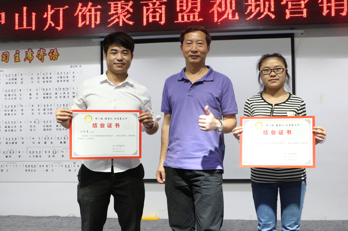 宋老師為圣元小伙伴頒發(fā)結(jié)業(yè)證書 宋老師為圣元小伙伴頒發(fā)結(jié)業(yè)證書