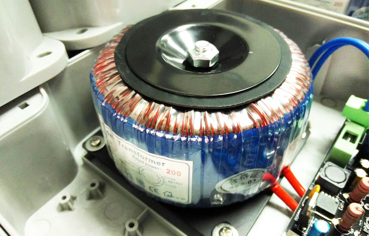 自動開門機設備使用圣元環(huán)形變壓器