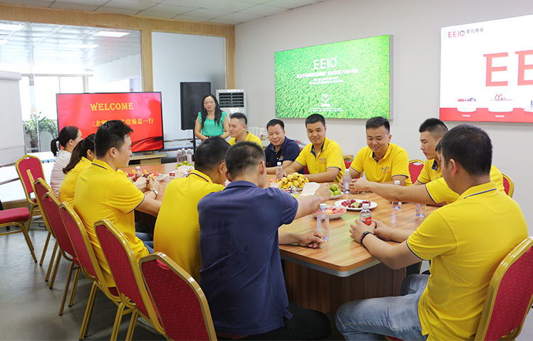 來訪客戶在圣元會(huì)議室交流學(xué)習(xí)