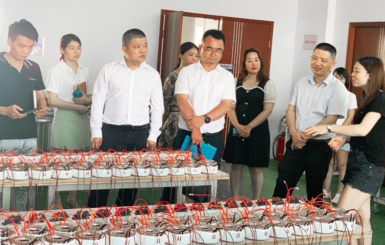 圣元伙伴向來(lái)訪(fǎng)客戶(hù)介紹環(huán)形變壓器老化工藝