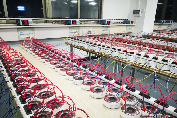 圣元環(huán)形變壓器老化測試現場